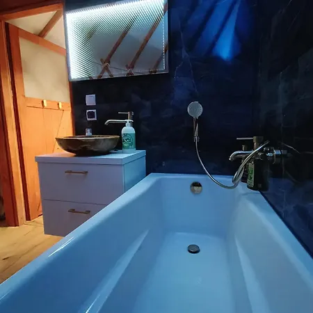 Jurta Na Skraju Lasu