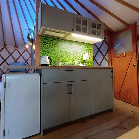 Jurta Na Skraju Lasu